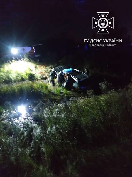 Аварія у селі під Луцьком: авто в канаві, троє людей у лікарні (фото)