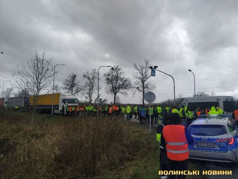 Українські перевізники заблокували трасу полякам у відповідь на їх страйк