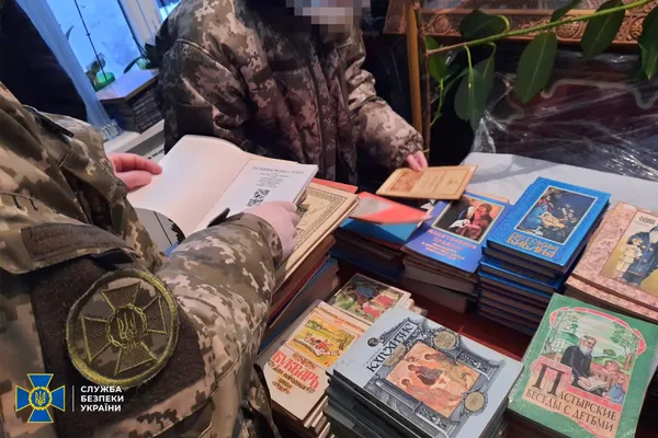 Російські методички та посвідчення окупантів: що СБУ виявила під час обшуків на Буковині