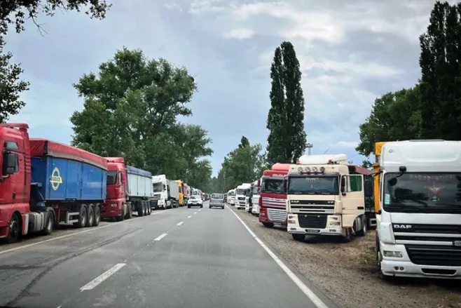 На під'їздах до кордону облаштують майданчики для відстою автотранспорту