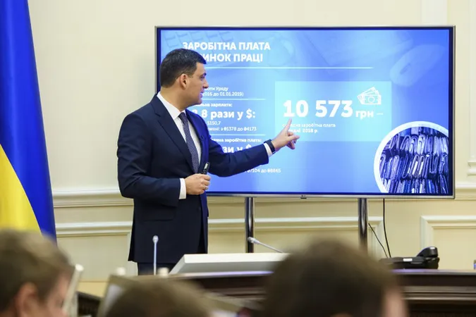 «Мінімалка» має бути вдвічі більшою, – Гройсман