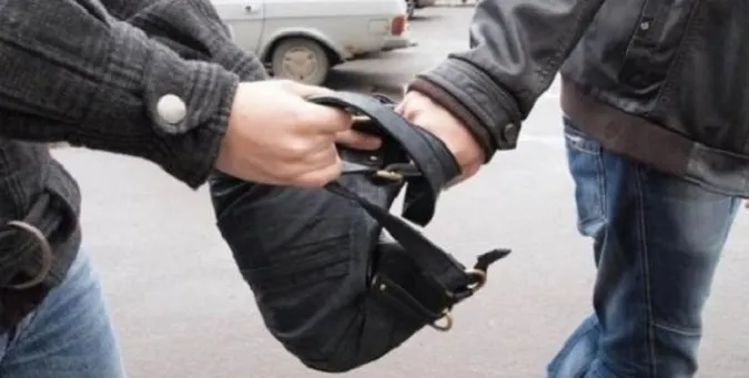 У Луцьку посеред білого дня пограбували чоловіка