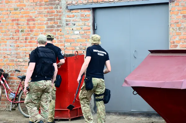 Поки правоохоронці шукали вибухівку ( якої не було ж, звісно)...