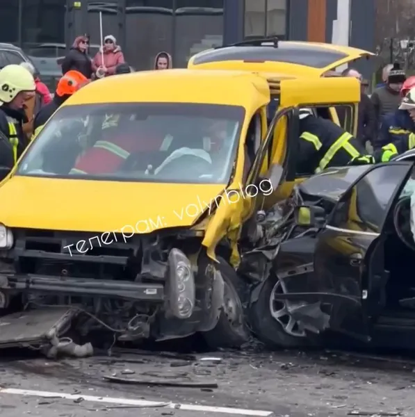 Двоє людей у лікарні: на Конякіна у Луцьку – серйозна аварія (фото, відео)