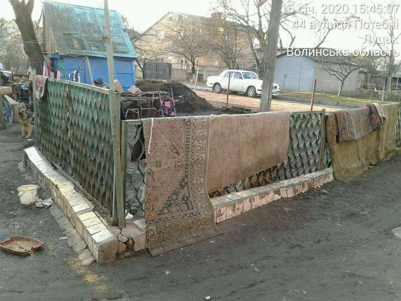 Сміття, гній, кози: на Потебні в Луцьку демонтують сараї (фото)