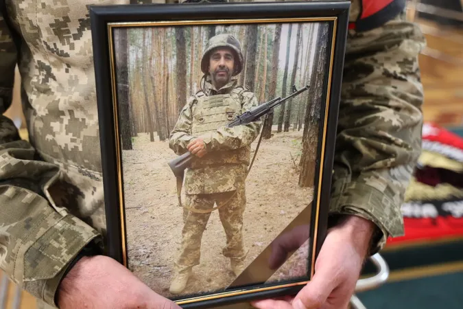 Луцьк навколішки попрощався з воїном Анатолієм Гончаревичем