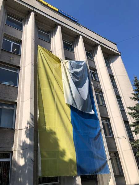 В окупованому Херсоні на будівлі міськради вивісили величезний прапор України (фото)
