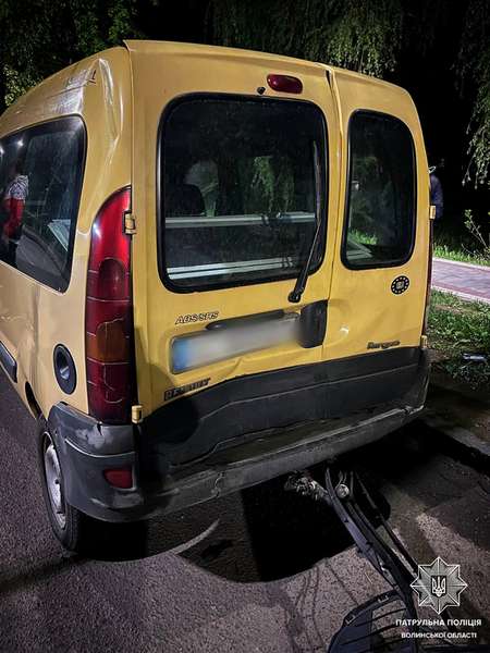 Ефект доміно: у Луцьку авто влупилося у припарковані машини (фото, відео)
