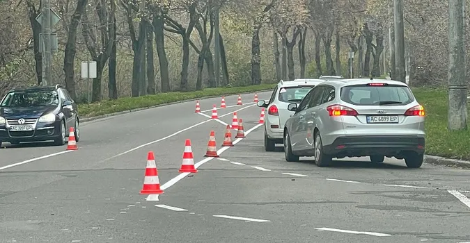 У Луцьку малюють нову розмітку на вулиці Глушець (фото)