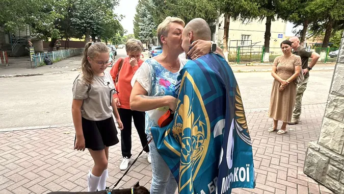 «На спині у сина сліди від електрошокеру – рани не встигали загоюватися», – мама звільненого з полону медика з Луцька