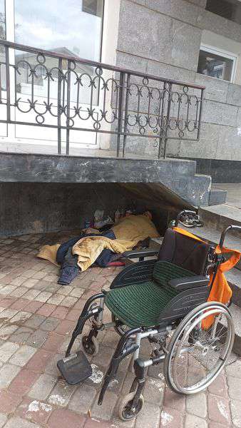У центрі Луцька під сходами драмтеатру місяцями лежав чоловік із гангреною (фото)