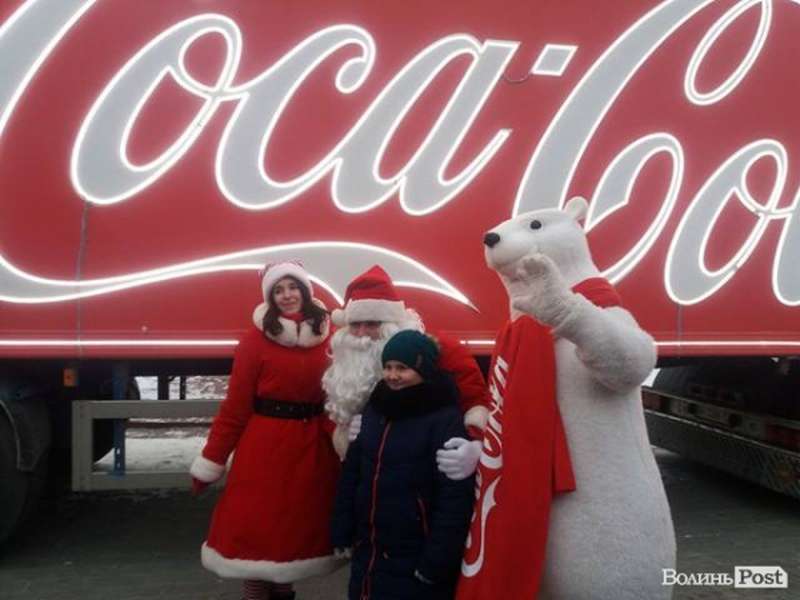 Фура «Coca-Cola» спізнилася, але приїхала до Луцька (фото)