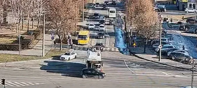 У Луцьку біля РАЦСу «мерс» підрізав «рогатого» (відео)
