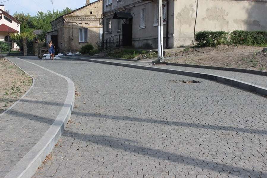 Показали, як ремонтують вулиці Луцька та «підпирають» Замок Любарта