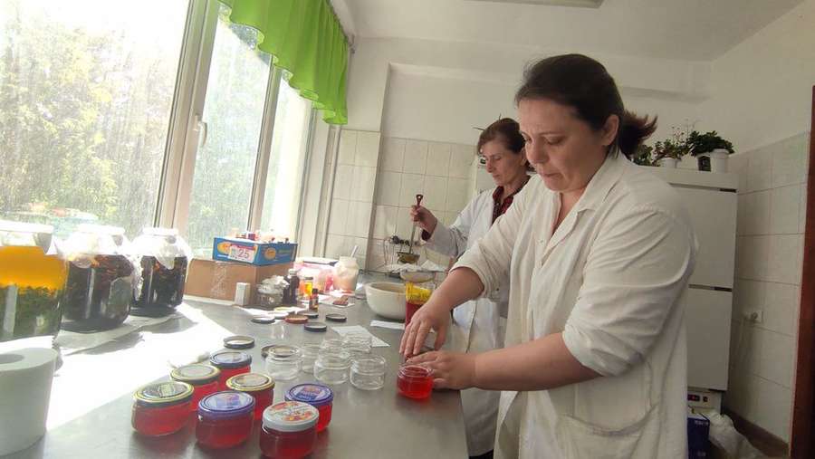 На Волині волонтери-хіміки готують лікувальні мазі для військових (фото, відео)