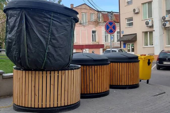 Біля Луцького ЦНАПу встановили сучасні напівпідземні смітники (фото)
