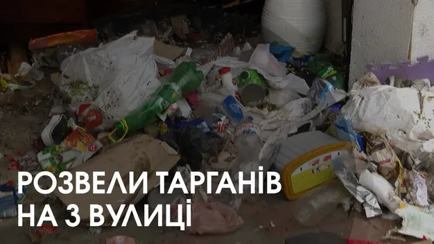 Таргани і сморід: у Рованцях сім'я перетворила в сміттєзвалище подарований президентом будинок (відео)