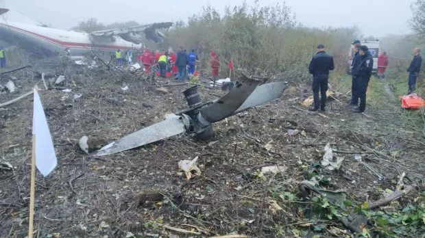Біля Львова впав літак: є жертви (фото)
