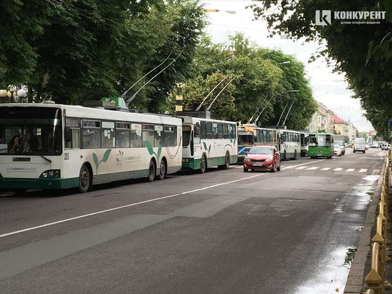У центрі Луцька – затор: зупинилися тролейбуси 