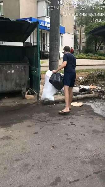 Цегла і мішки сміття: лучанин викидав будівельні відходи у чужі контейнери (фото)
