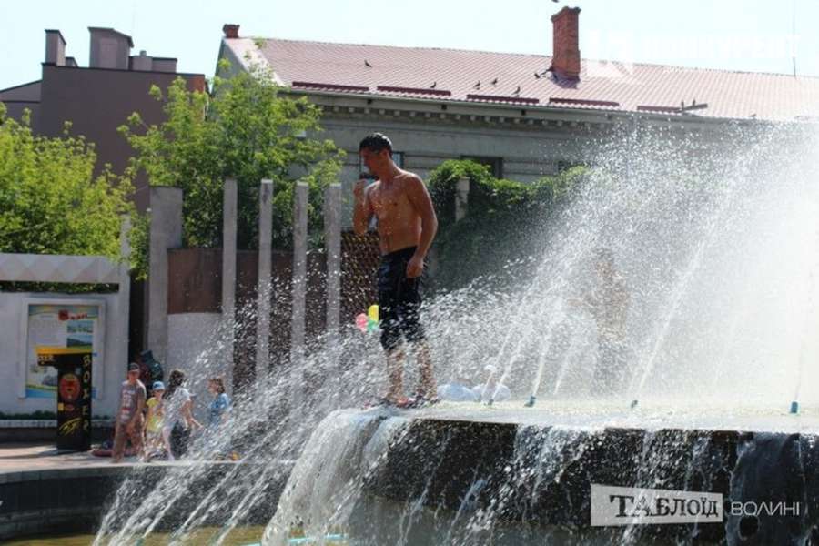Перша половина святкової неділі була надміру спекотною і порятунок деякі містяни шукали у фонтані