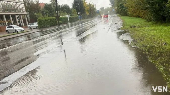 Луцьк пішов під воду: вулиці перетворилися на басейни після зливи