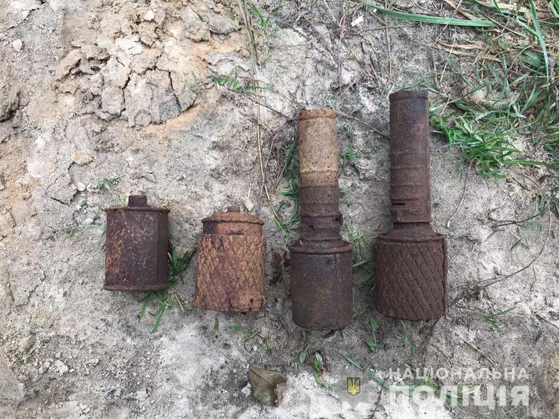 Карабін, набої і боєприпаси: у волинянина знайшли арсенал зброї (фото)