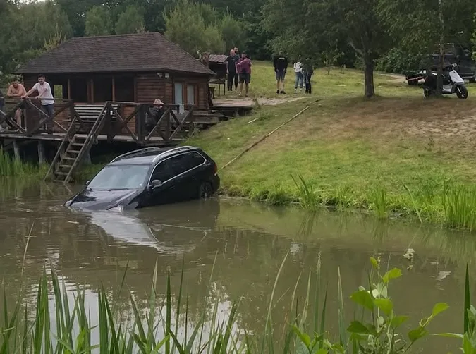 Під Луцьком під час відпочинку втопили авто (фото)