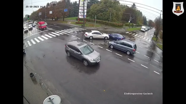 У Луцьку на Рівненській зіткнулися Mercedes та Opel: показали момент ДТП (відео)