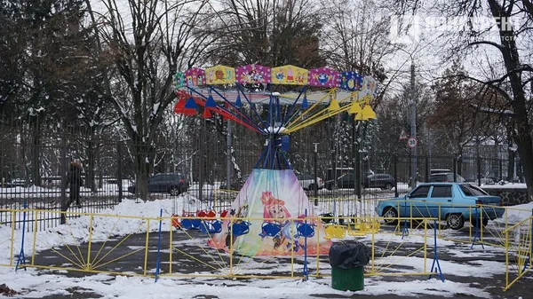 У центрі Луцька відкрили ковзанку (фото)