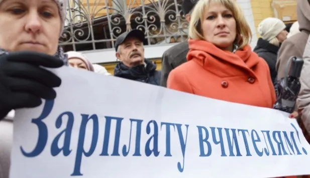 Пояснили, що відбувається із зарплатою освітян