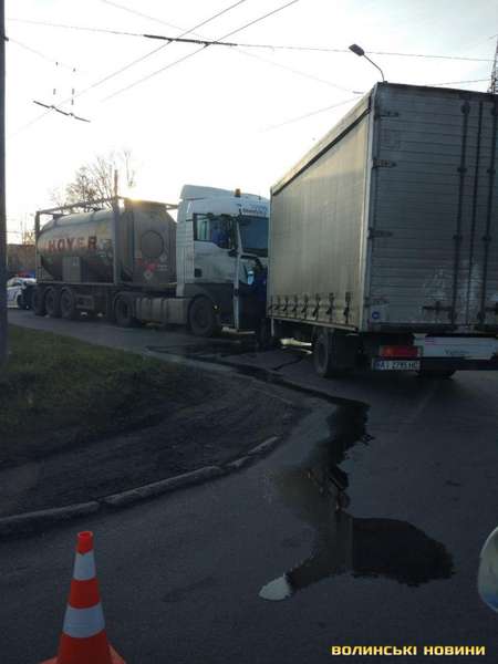 Лоб у лоб: на виїзді з Луцька зіткнулися вантажівки (фото)