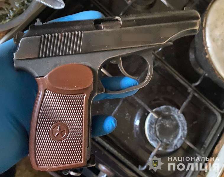 У помешканні 50-річного волинянина знайшли пістолети і набої (фото)