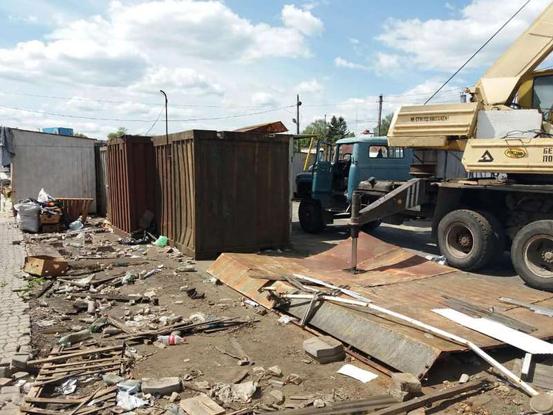 У Луцьку триває демонтаж контейнерів із Центрального ринку (фото)