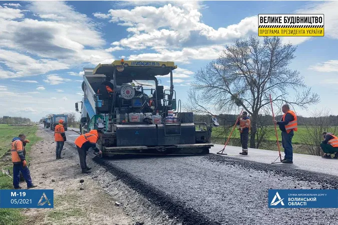 Без вихідних: на Волині ремонтують 8-кілометрову ділянку Мислина-Ковель