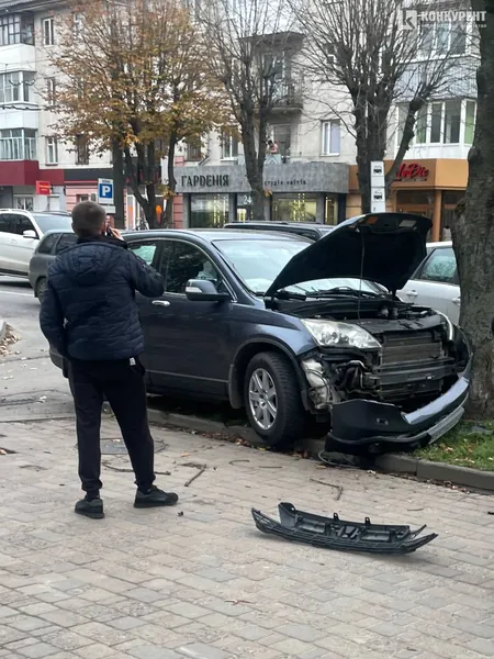 На Перемоги у Луцьку «хонда» влупилася в дерево (фото)