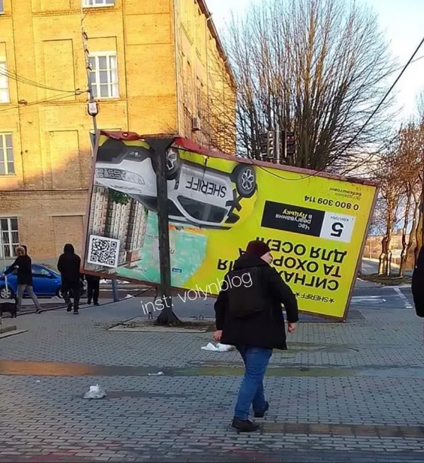 Повідомили деталі падіння білборда у Луцьку (фото, відео)