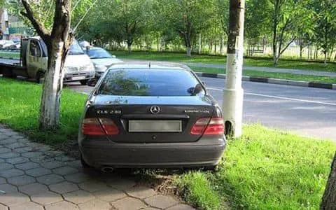 Інспектор з паркування розповів, як перестати бути «паркохамом» у Луцьку (фото)