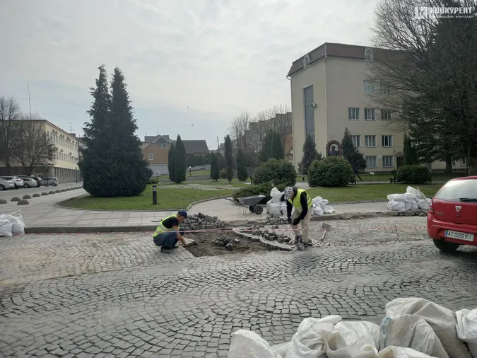 На дорозі біля Луцькради вкладають бруківку (фото)