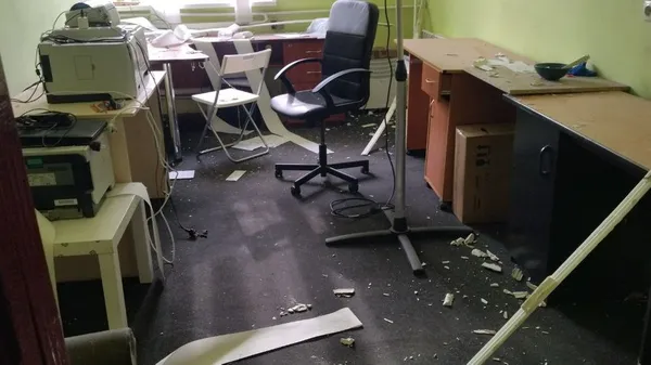 У Луцьку в будинку, пошкодженому ракетою, почали відновлювати дах (фото)