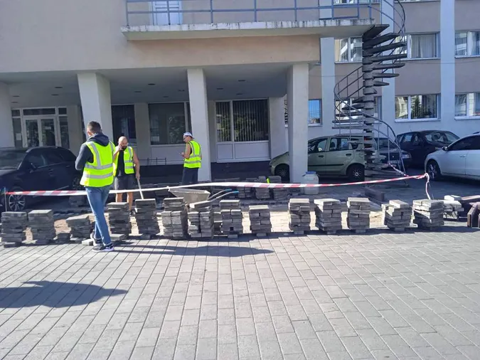 У центрі Луцька ремонтують паркувальний майданчик (фото)