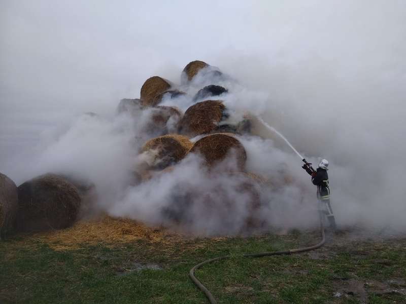 У Турійському районі горіла тюкована солома (фото)