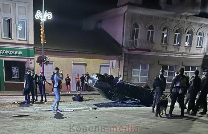 У центрі Ковеля перекинулося авто – водій втік (відео)