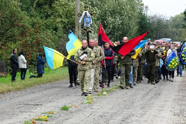 Волинське село стало на коліна перед Героєм (фото)