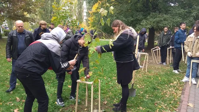У Луцьку рідні загиблих воїнів і волонтери висадили 50 іменних кленів (відео)