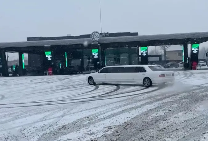 У Луцьку на заправці дрифтував лімузин (відео)