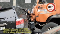 Масштабна аварія в Києві: автокран "зім'яв" 18 автомобілів (фото, відео)