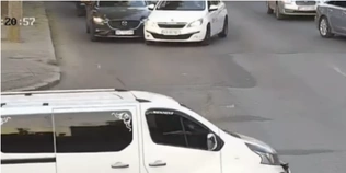 ДТП на повороті: у Луцьку водійка «пежо» не розібралася зі смугами (відео)