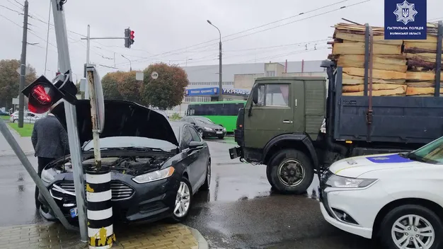 У Луцьку «КамАЗ» не пропустив «форд», через що той в’їхав у світлофор (відео)