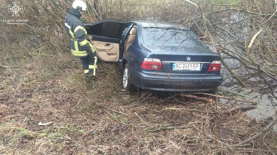 На Волині авто злетіло у кювет: на місці працювали рятувальники (фото, відео)